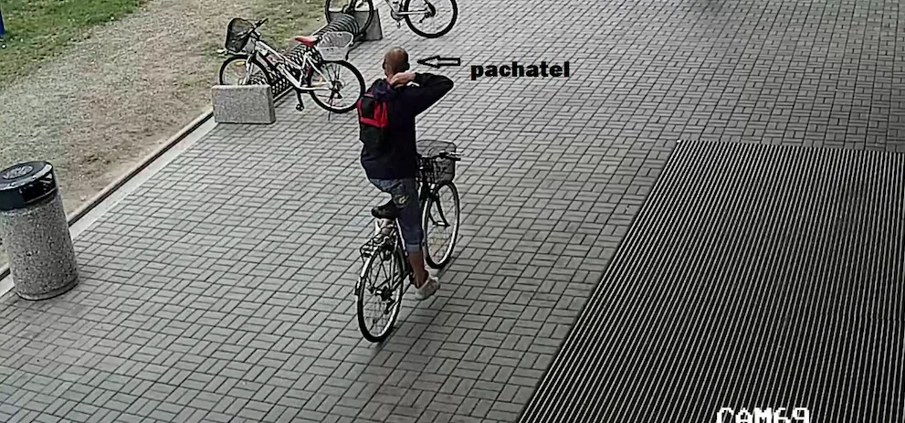 VIDEO: Zloděj u nákupního centra odcizil uzamčené kolo. Zachytila ho bezpečnostní kamera