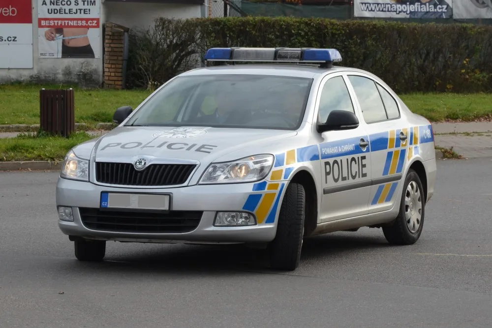 Mladík bez řidičáku naboural auto na parkovišti a snažil se ujet. Policisté ho vzápětí chytili
