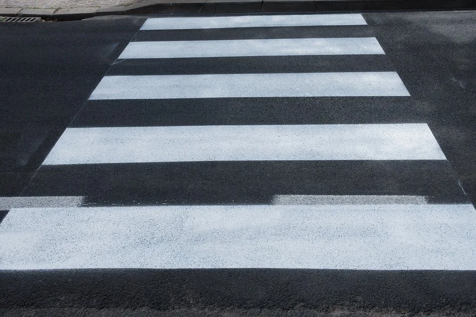 Ženu na přechodu srazilo auto
