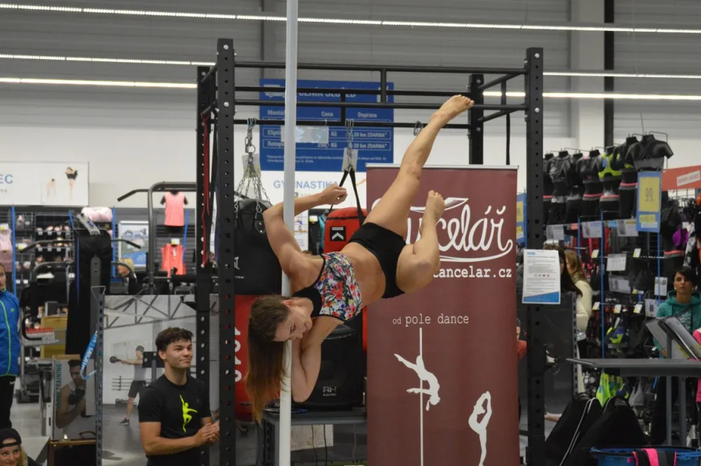 FOTOGALERIE: Decathlon o víkendu ožil tancem. K vidění byl pole dance i taneční workshop