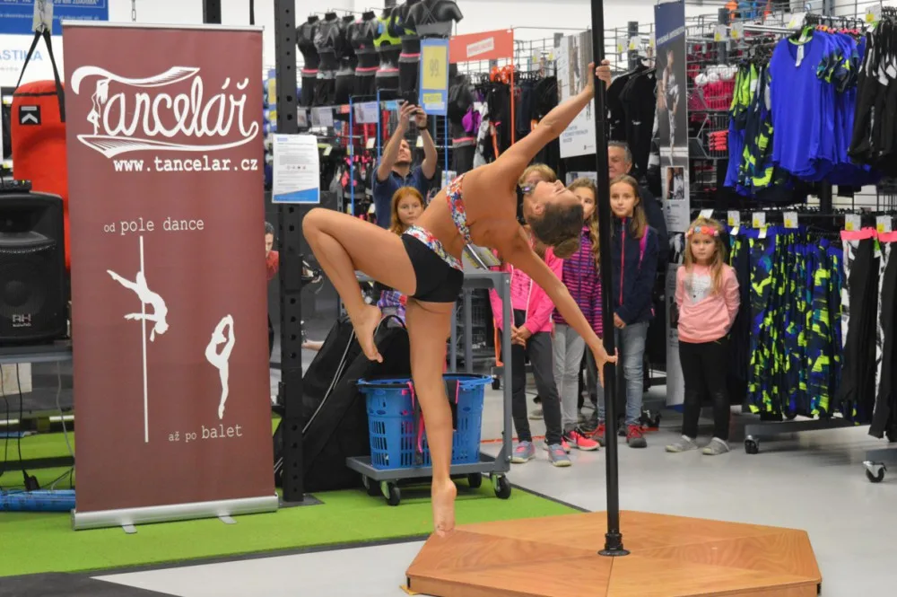 FOTOGALERIE: Decathlon o víkendu ožil tancem. K vidění byl pole dance i taneční workshop