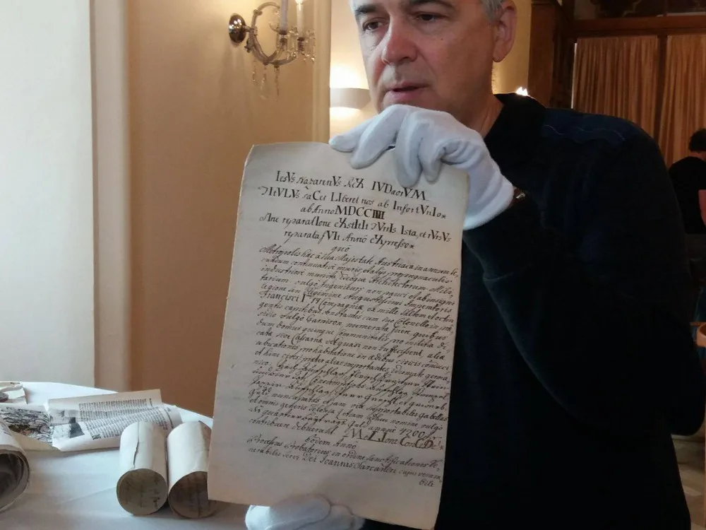 FOTO: Rekonstrukce radnice odhalila vzácný kus historie. V tubusu město nalezlo archivní listiny