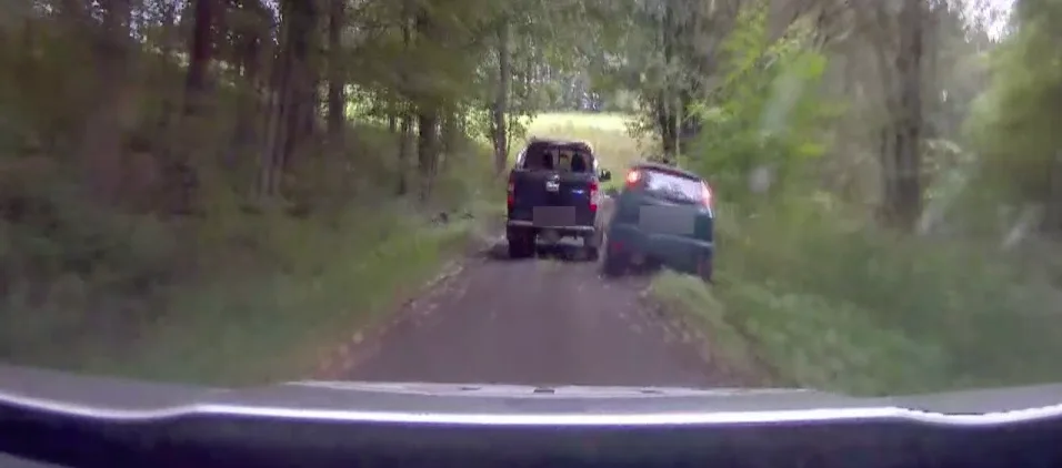 VIDEO: Divoká automobilová honička. Ujíždějící trojice měla v autě kompletní varnu na drogy a pervitin