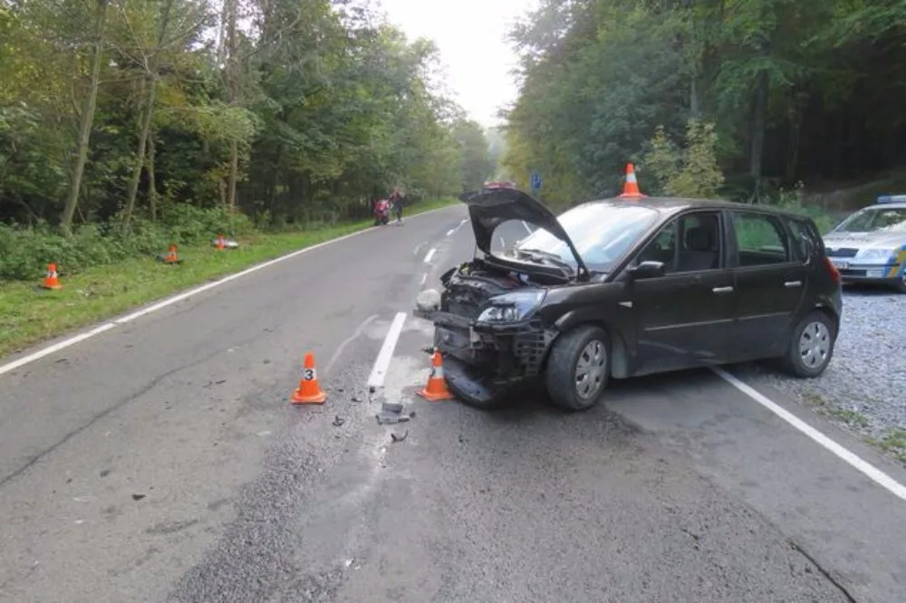 Jedenaosmdesátiletý senior nedal přednost motorkářce a srazil ji