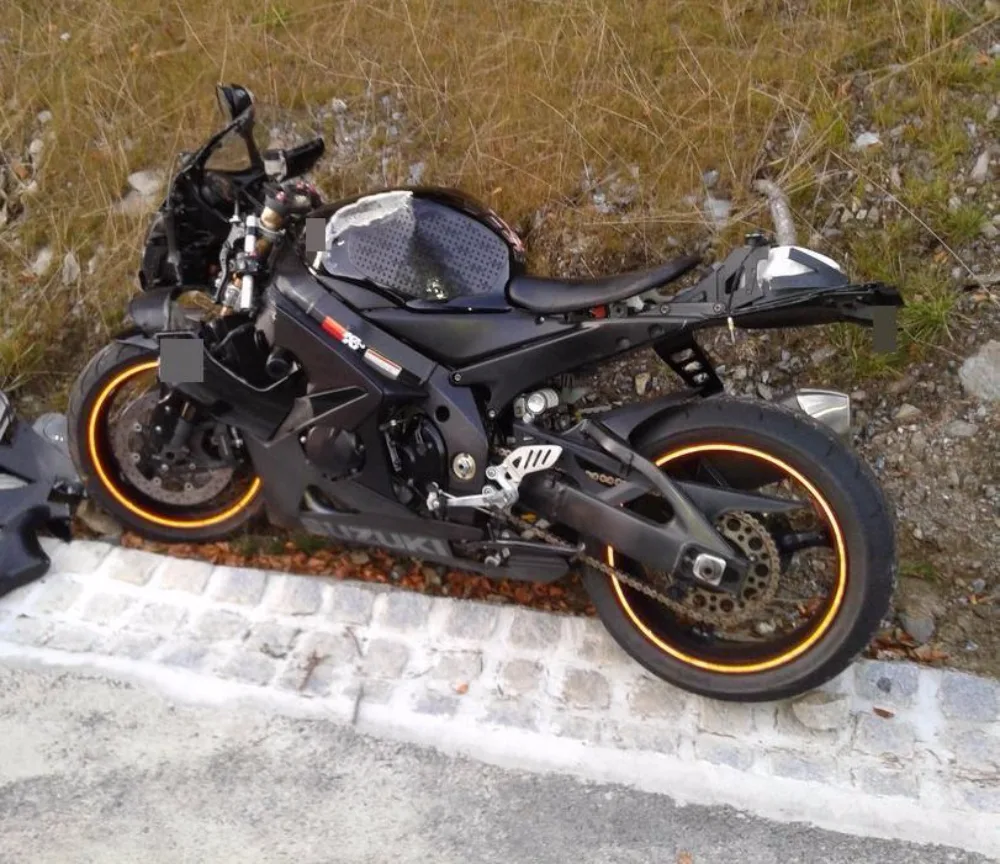 Motorkář narazil do svodidel a na místě zahynul