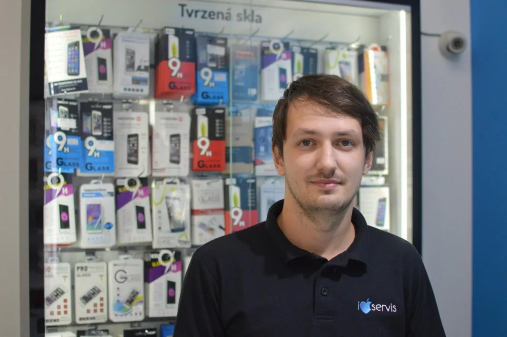 Utopený mobil nezapínejte ani nepřipojujte k nabíječce, radí technik Michal Kučera z iLoveServisu
