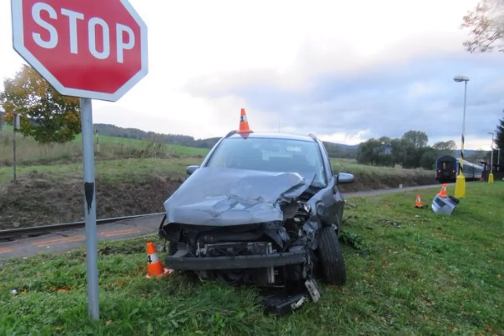 Řidič nedal přednost projíždějícímu vlaku. Náraz auto odhodil mimo silnici