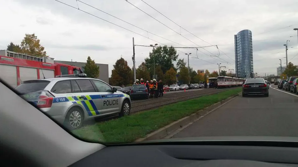 AKTUÁLNĚ: Na třídě Kosmonautů se stala nehoda. Havarované auto stojí v trati tramvají, ty nejedou