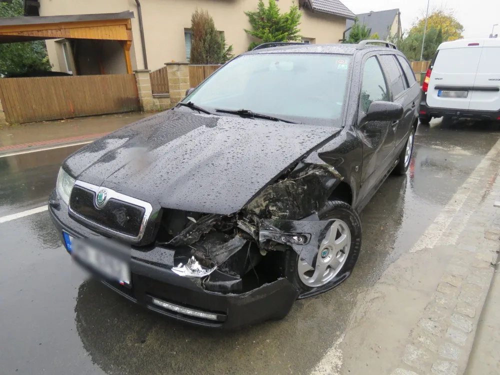 Bagrista radlicí zdemoloval protijedoucí auto