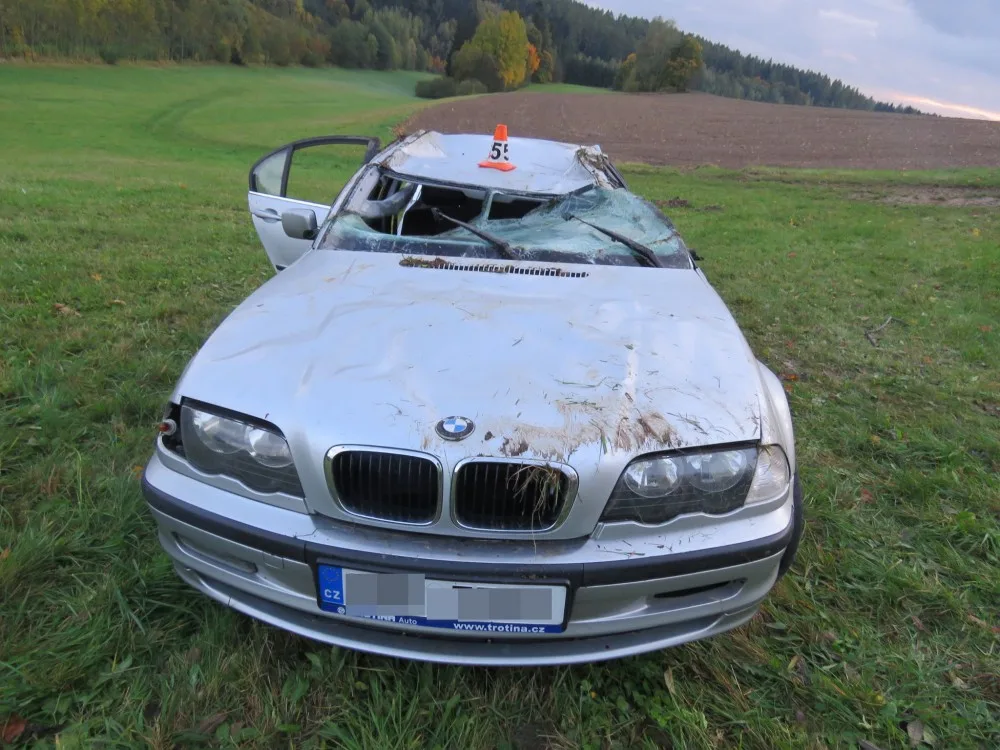 Dvacetiletý řidič jel příliš rychle, v zatáčce dostal smyk a po kotrmelcích skončil pod srázem v poli