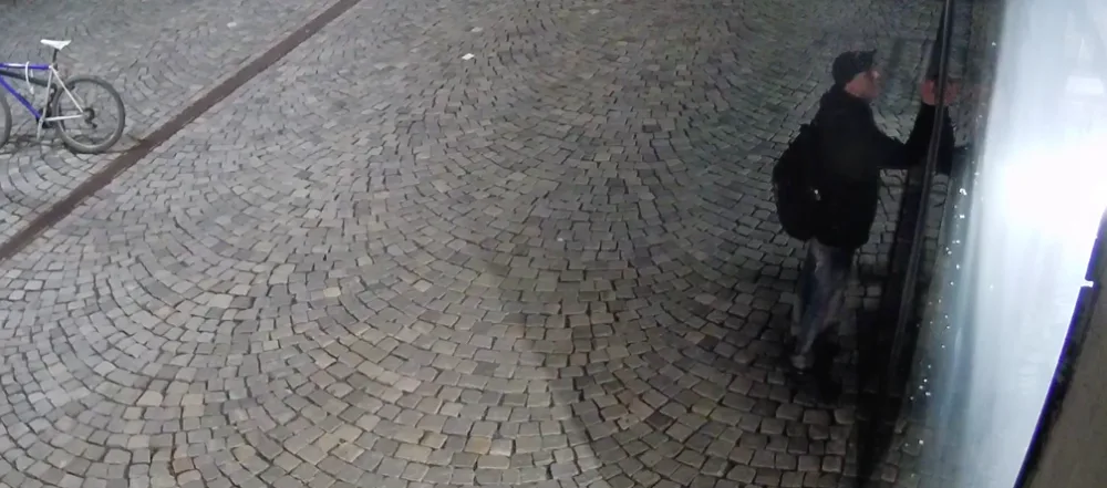 VIDEO: Muž popsal vulgárními nápisy venkovní stěny Galerie Moritz. Policie po něm nyní pátrá