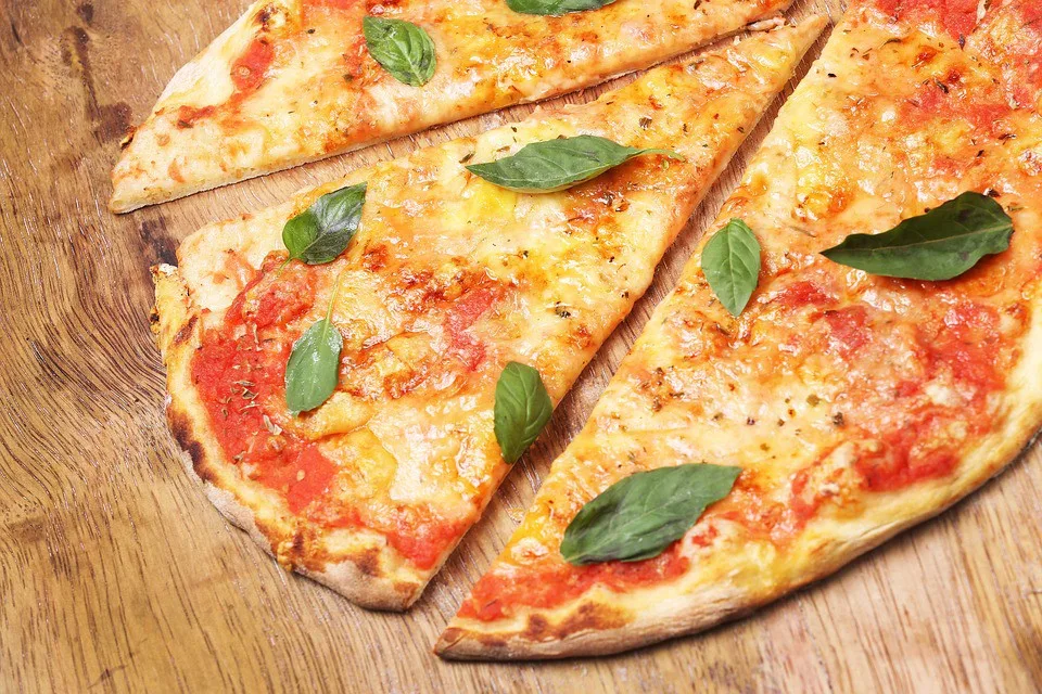 Muž pozdravil u hladového okna s pizzou příchozího "čest práci", ten mu dal čelíčko a odešel
