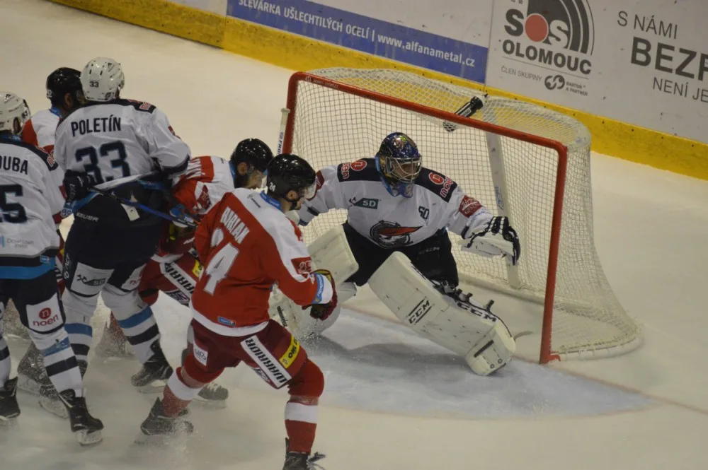 FOTOGALERIE: Olomoučtí hokejisté rozstříleli Piráty z Chomutova 5:2