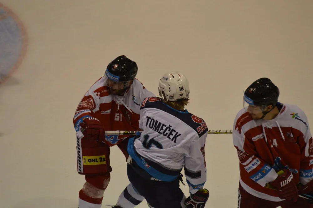 FOTOGALERIE: Olomoučtí hokejisté rozstříleli Piráty z Chomutova 5:2