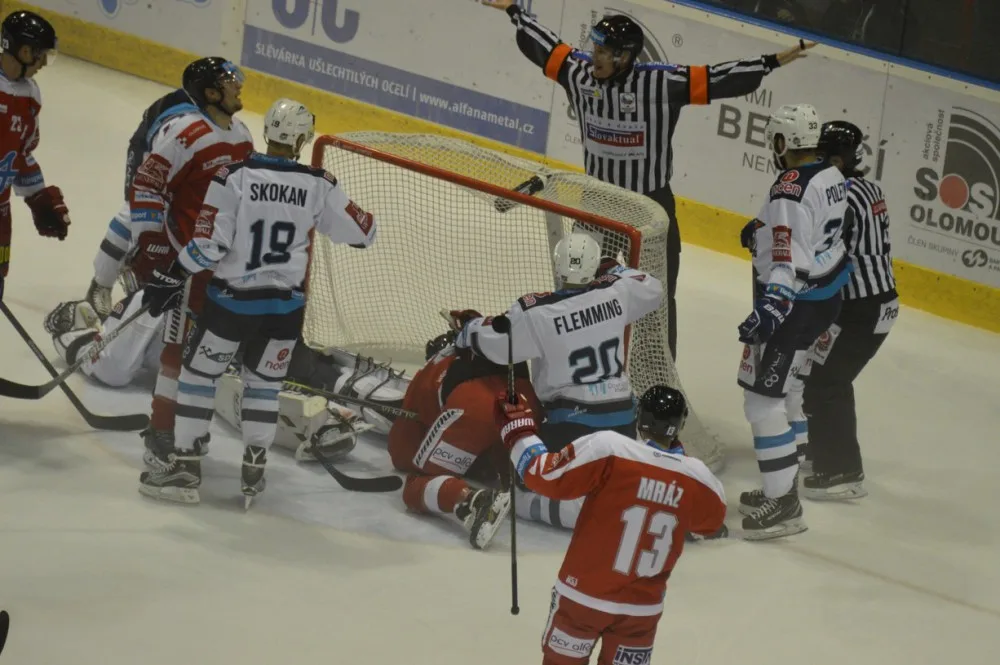 FOTOGALERIE: Olomoučtí hokejisté rozstříleli Piráty z Chomutova 5:2
