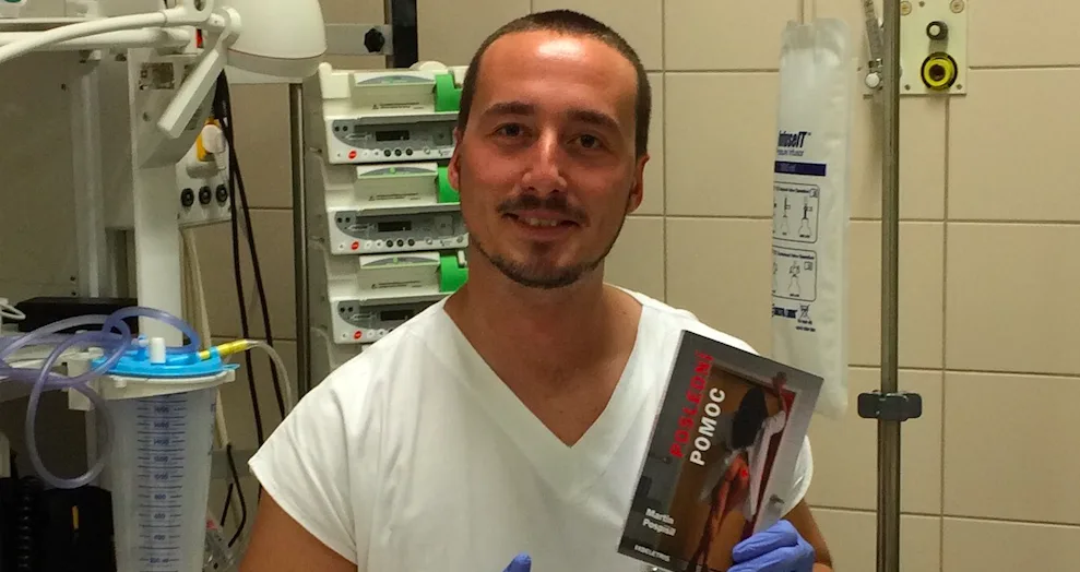Olomoucký záchranář Martin Pospíšil napsal vtipnou povídkovou knížku ze svého života, Poslední pomoc