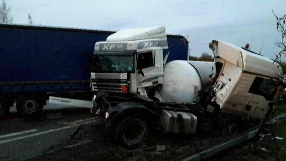AKTUALIZOVÁNO: Doprava na dálnici u Přáslavic je odkloněna na starou cestu