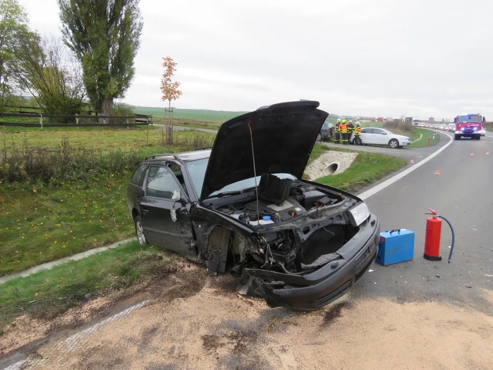 Řidič nedal na křižovatce přednost a zapříčinil nehodu tří vozidel