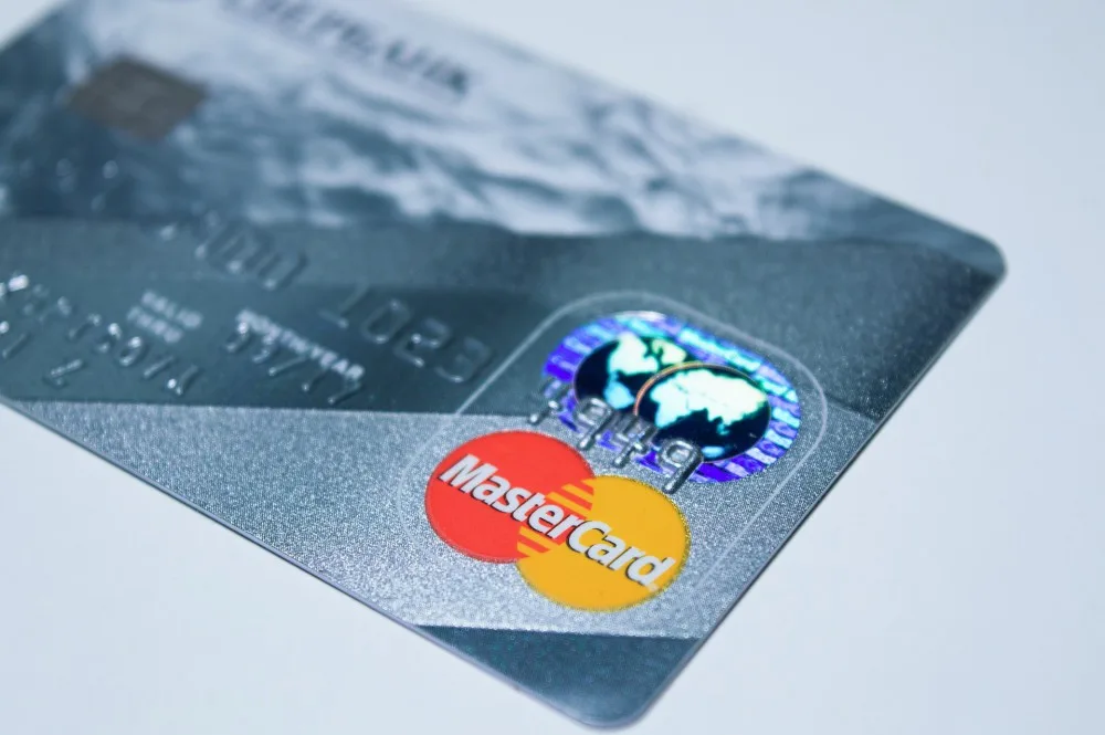 Muž vybíral peníze z účtu zemřelé ženy. Před smrtí mu dala PIN, aby jí nakoupil