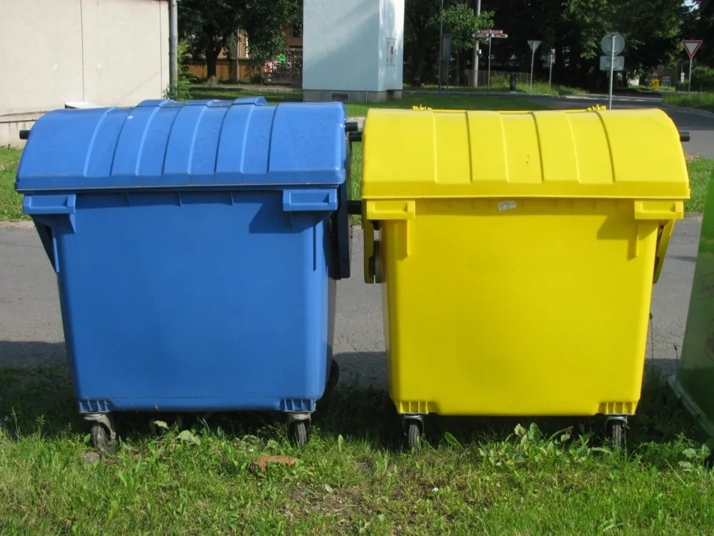 Vandal v noci zapálil čtyři plastové kontejnery
