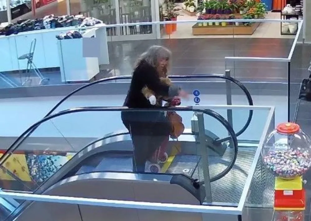 VIDEO: Žena ukradla prodavačce peněženku přímo z pokladního pásu. Nepoznáváte ji?