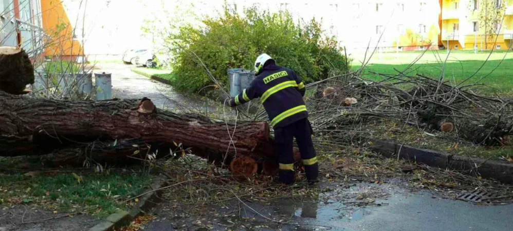 Dnešní vítr si vyžádal už dva lidské životy, bez proudu jsou tisíce domácností