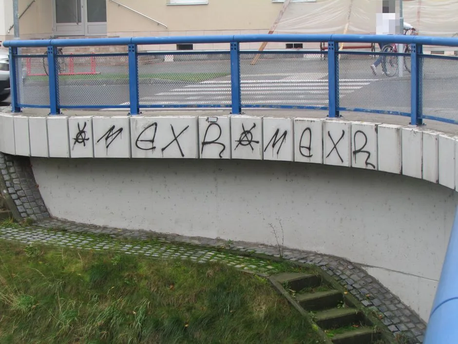 Vandal posprejoval nevzhlednými nápisy most, policie po něm nyní pátrá