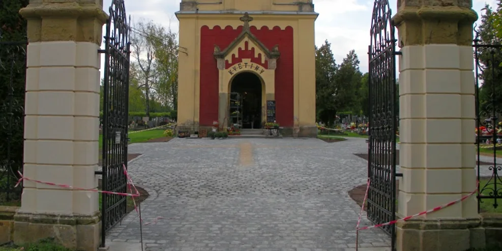 Olomoucký hřbitov zůstává po extremním větru stále zavřený