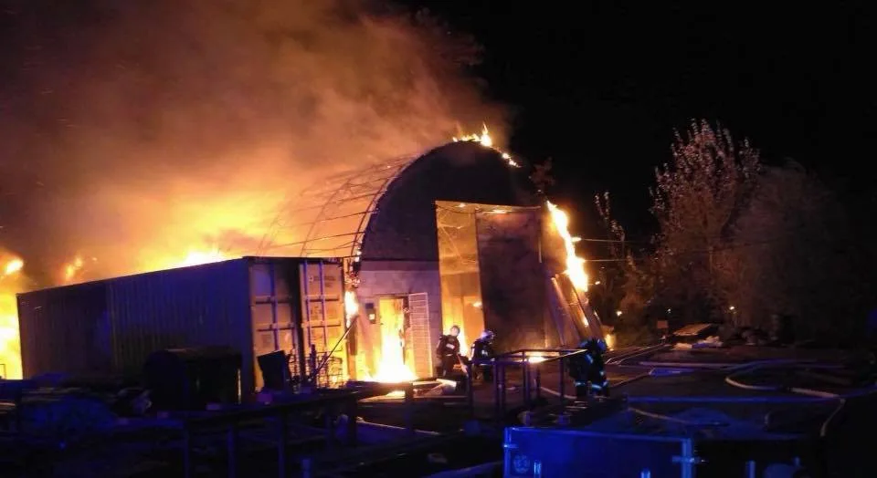 VIDEO: V Holici se přes noc rozpoutal velký požár haly