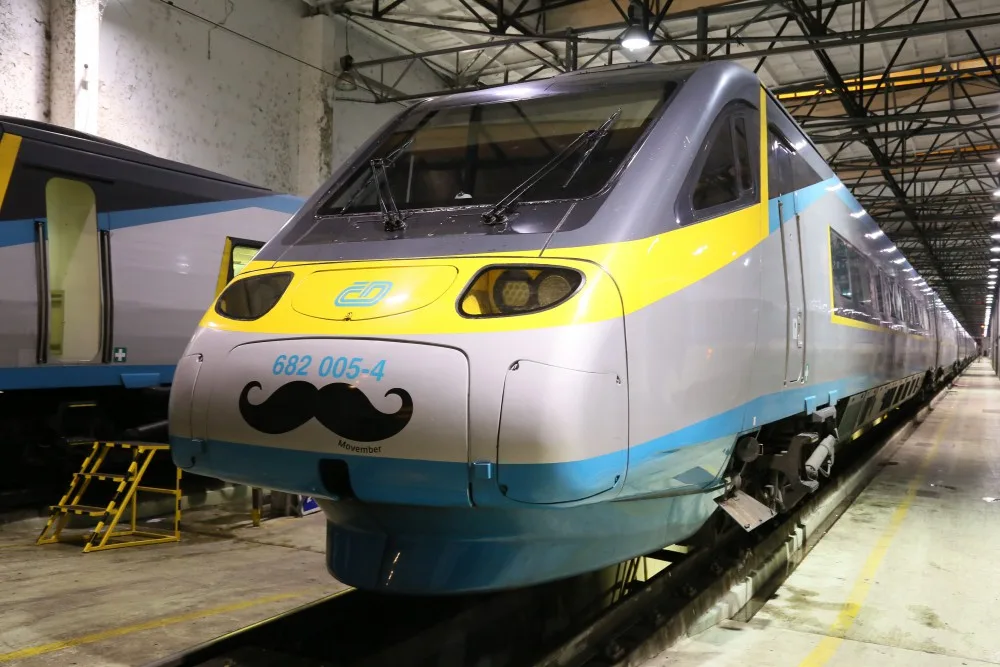 České dráhy se zapojily do akce Movember. Pendolino vyjelo symbolicky s knírem