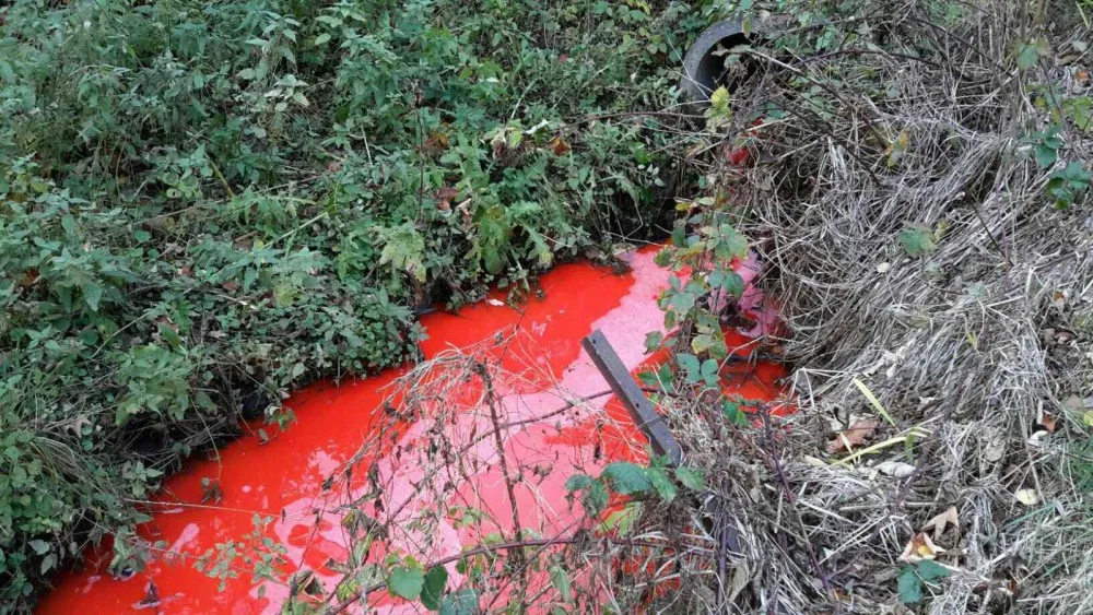 V Jednově na Prostějovsku se v kanalizaci objevila červená chemikálie