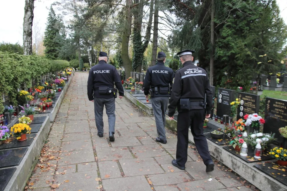 Policisté se o dušičkách zaměřili na řidiče, udělili pokuty za šedesát tisíc korun