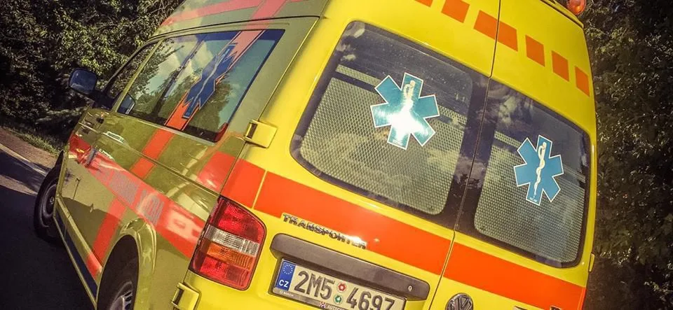 Dvanáctiletá dívka náhle vběhla před auto. Po srážce skončila v nemocnici