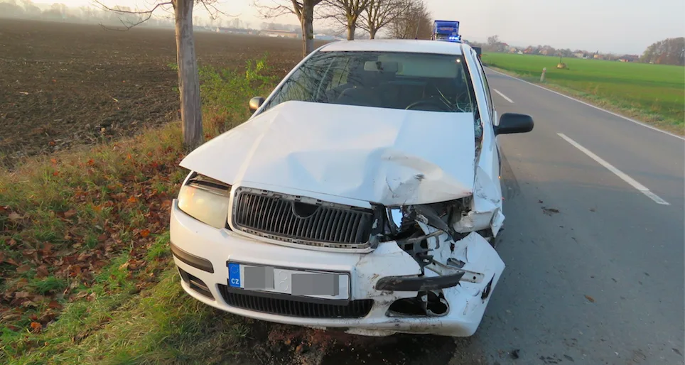 Řidič při jízdě narazil se svým vozidlem zezadu do auta před ním. Muž v prvním autě se zranil