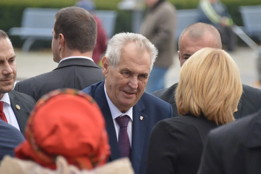 Příjezd Zemana do Lipníku narušil protest. Muže, který pustil Modlitbu pro Martu, odvezla policie