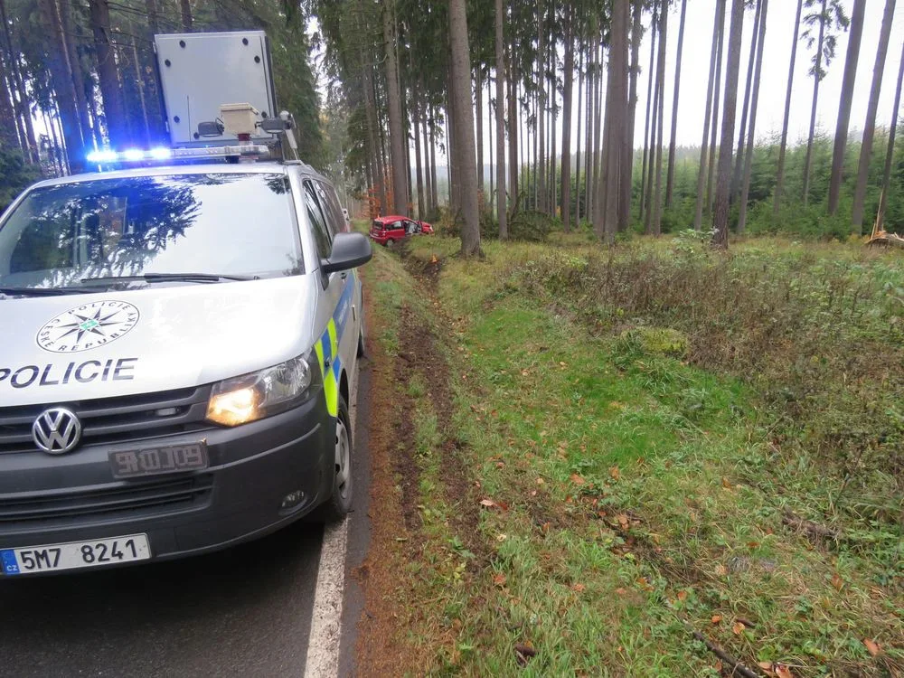 FOTO: Auta, jedoucí po úzké silnici, se střetla bokem. Při nehodě se dva lidé zranili