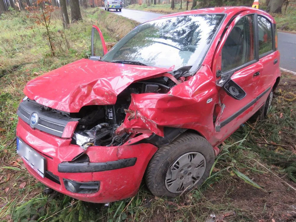 FOTO: Auta, jedoucí po úzké silnici, se střetla bokem. Při nehodě se dva lidé zranili