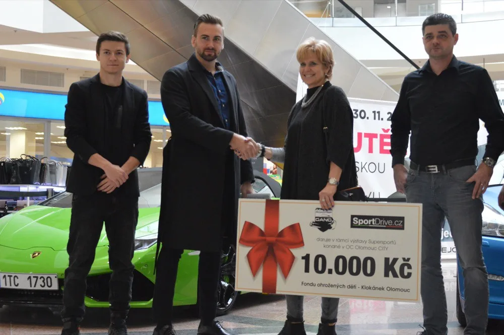 RoadTrip Gang předal v sobotu výtěžek z výstavy sporťáků v Olomouc City na dobročinné účely