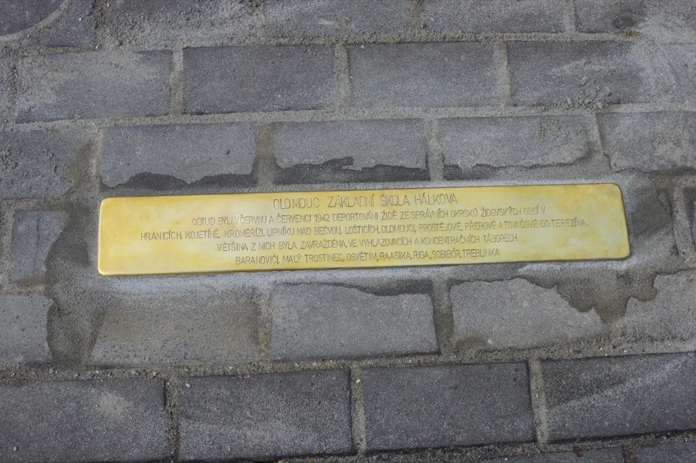 Kámen Zmizelých před Základní školou Hálkova