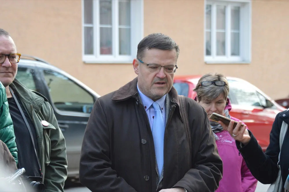 FOTO: U Hálkovy školy byl položen pamětní Kámen zmizelých. Je věnován obětem holokaustu