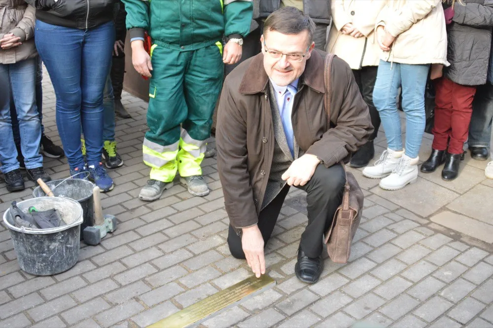 FOTO: U Hálkovy školy byl položen pamětní Kámen zmizelých. Je věnován obětem holokaustu