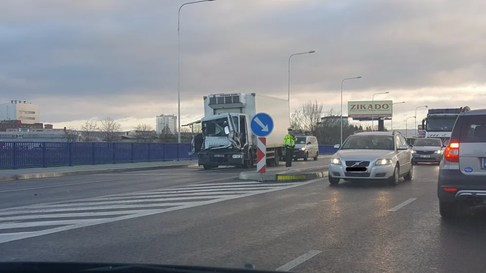 Na ulici Velkomoravská do sebe narazila dvě nákladní vozidla. Silnice je opět průjezdná