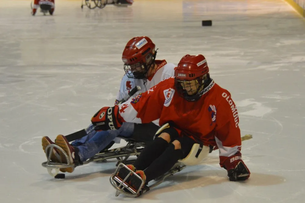 REPORTÁŽ: Zatrénovali jsme si se sledge hokejisty, pro které budeme prodávat 25. listopadu punč
