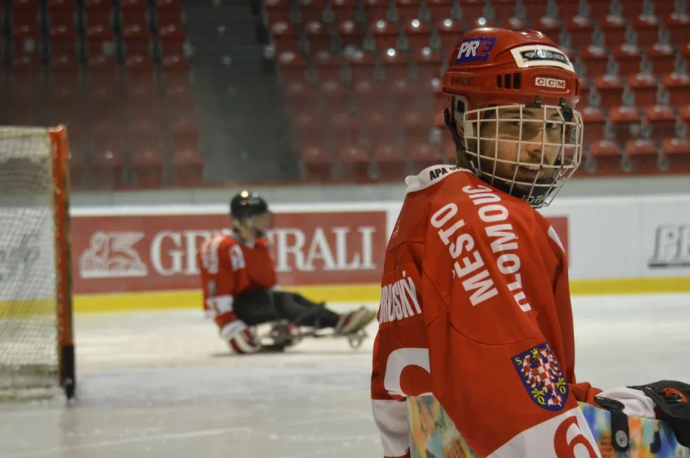 REPORTÁŽ: Zatrénovali jsme si se sledge hokejisty, pro které budeme prodávat 25. listopadu punč