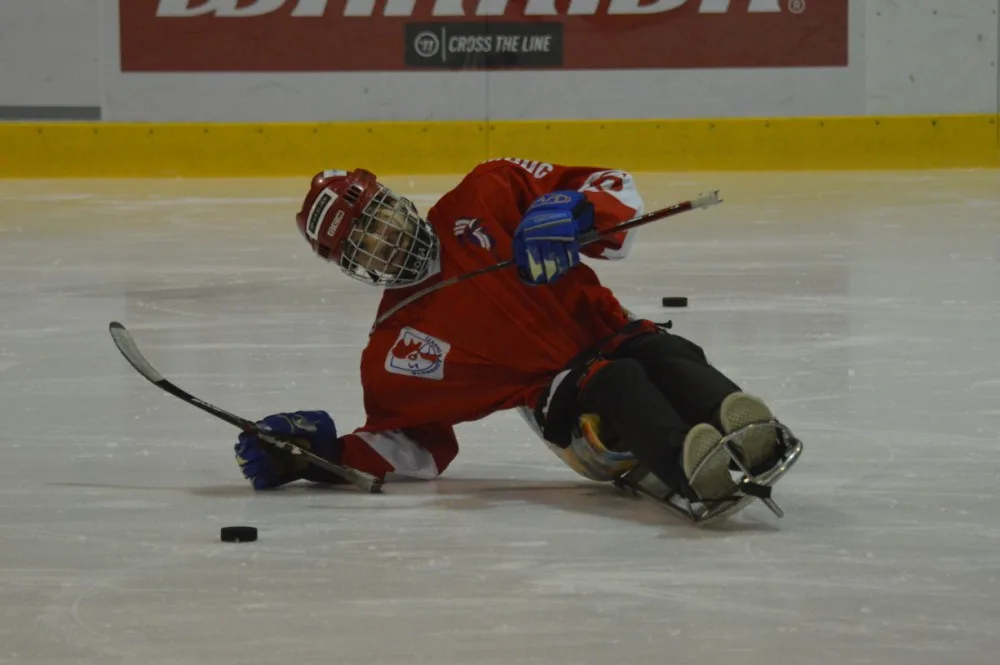 REPORTÁŽ: Zatrénovali jsme si se sledge hokejisty, pro které budeme prodávat 25. listopadu punč