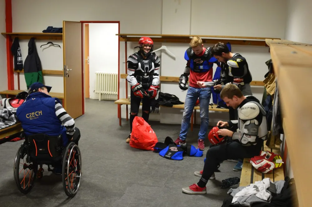 REPORTÁŽ: Zatrénovali jsme si se sledge hokejisty, pro které budeme prodávat 25. listopadu punč