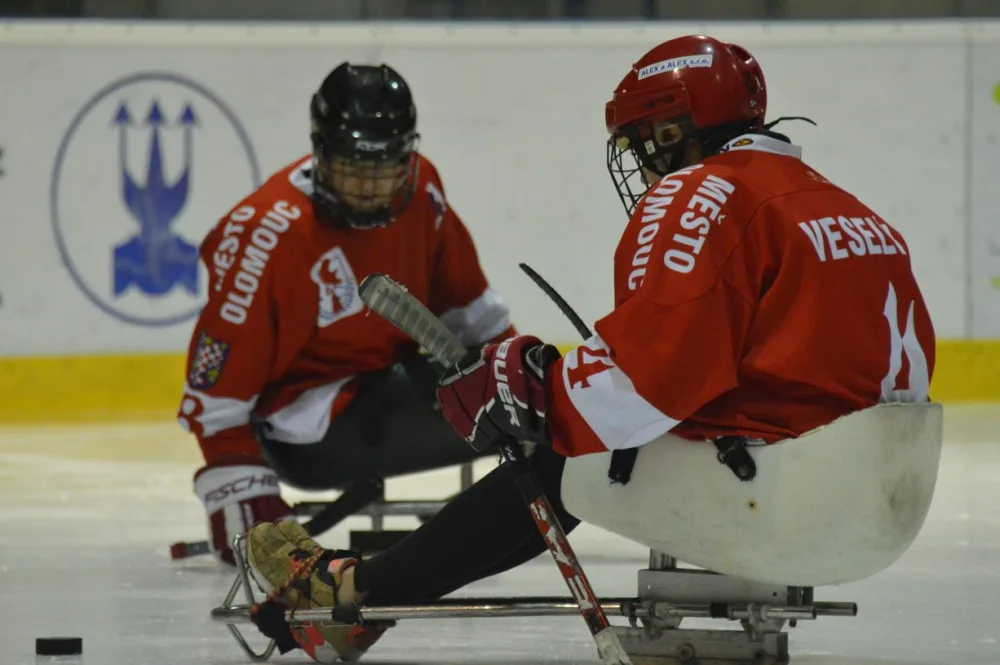 REPORTÁŽ: Zatrénovali jsme si se sledge hokejisty, pro které budeme prodávat 25. listopadu punč