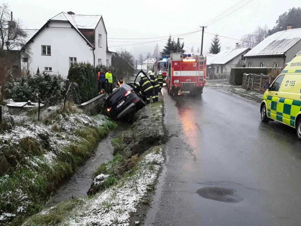 Hasiči vyprošťovali zaklíněnou řidičku, která se svým autem skončila v potoce