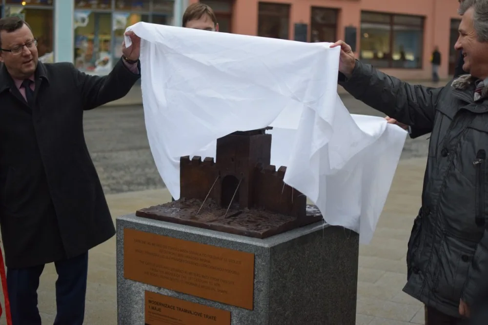 FOTO: Třída 1. máje je otevřena. Pozůstatky Hradské brány bude přípomínat bronzový model