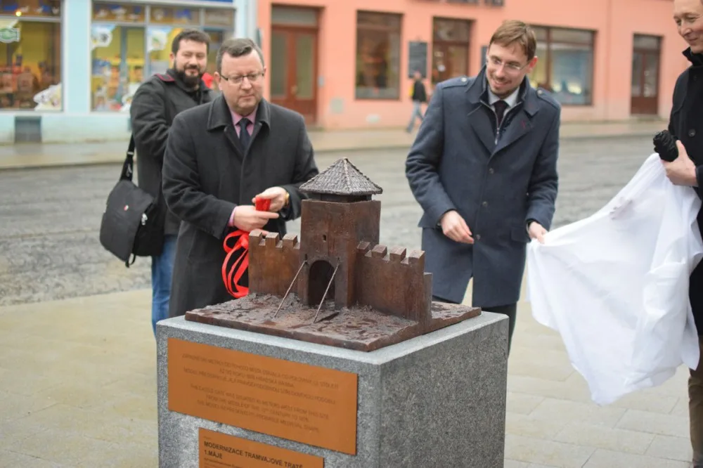 FOTO: Třída 1. máje je otevřena. Pozůstatky Hradské brány bude přípomínat bronzový model